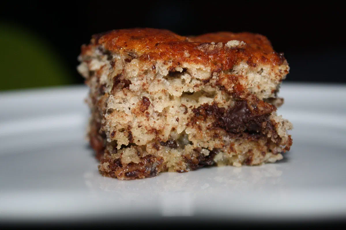 Banankage med chokolade og nødder