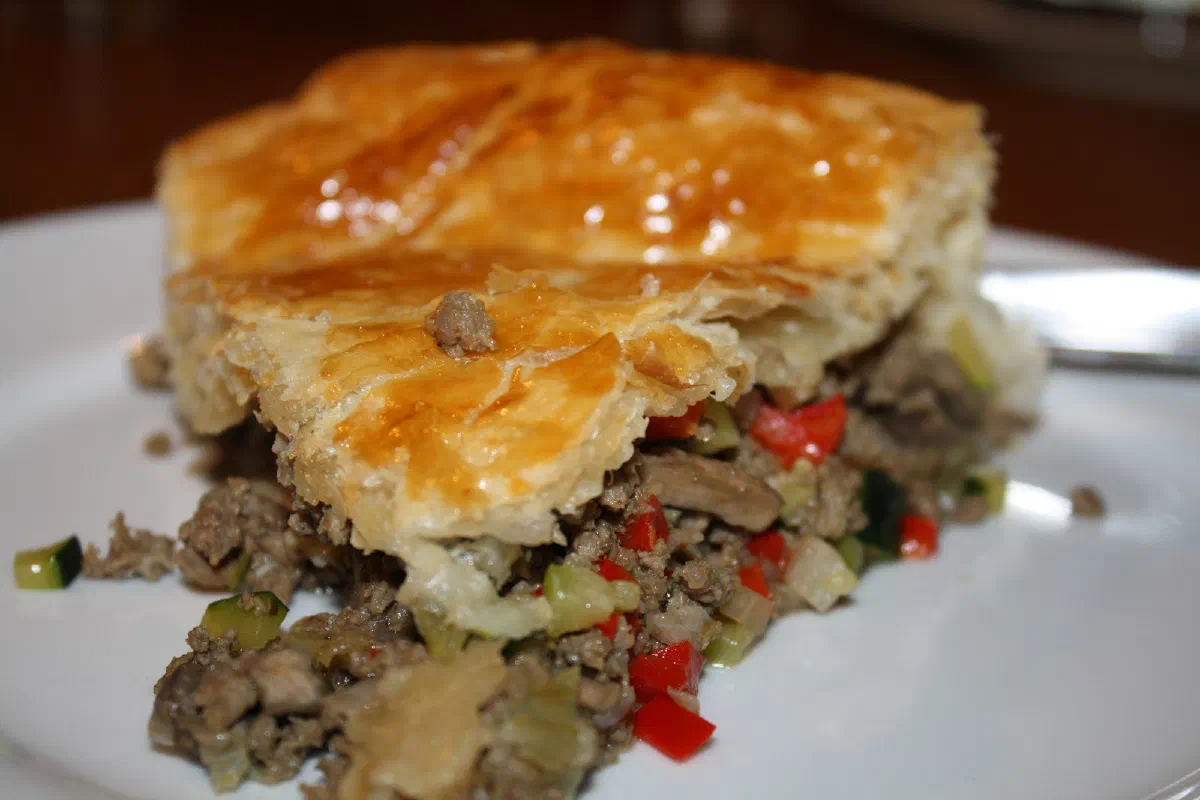 Bøfpie med butterdejslåg