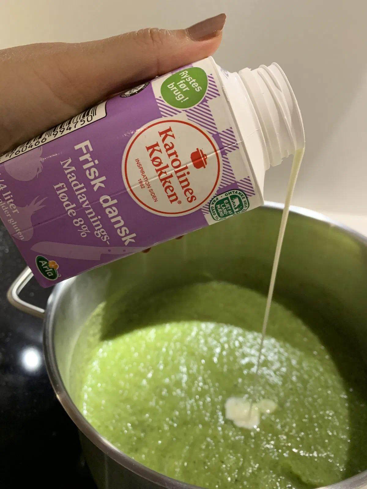 Grøn suppe med kylling og grøntsager