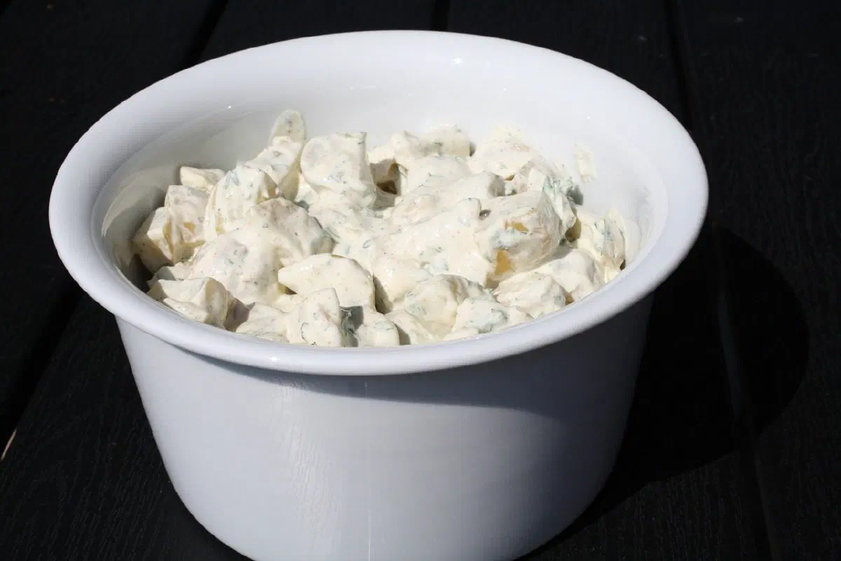 Kartoffelsalat med persille og karry