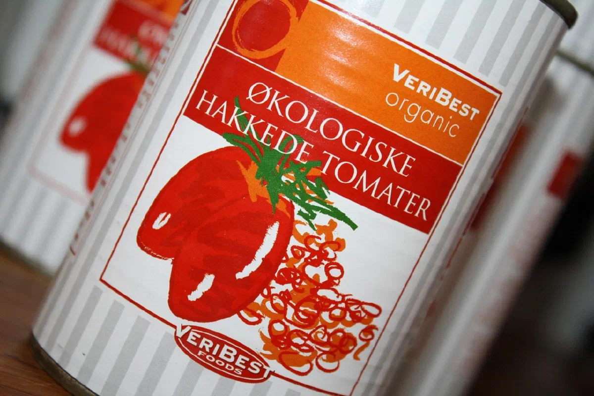 Krydret tomatsuppe med kødboller og suppehorn
