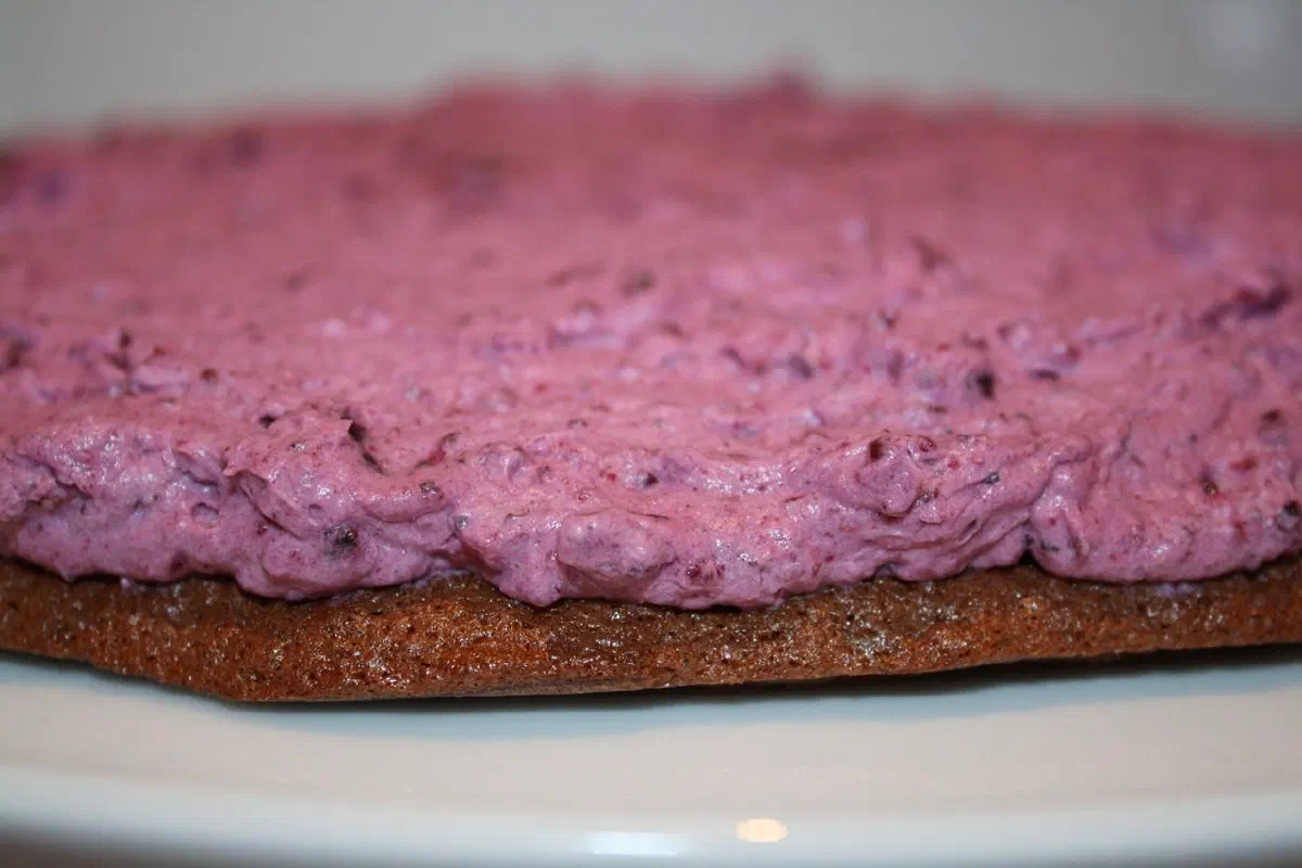 Lagkage med hvid chokoladecreme og blåbærskum