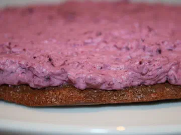Lagkage med hvid chokoladecreme og blåbærskum, billede 1