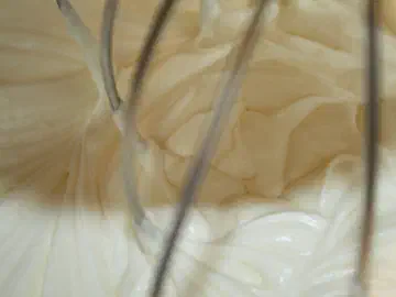 Lagkage med hvid chokoladecreme og blåbærskum, billede 8