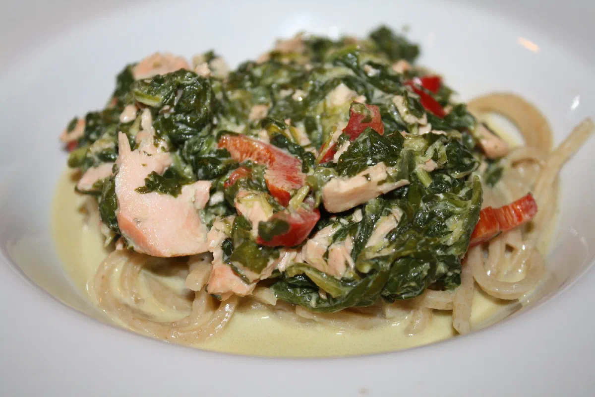 Linguine med laks og spinat